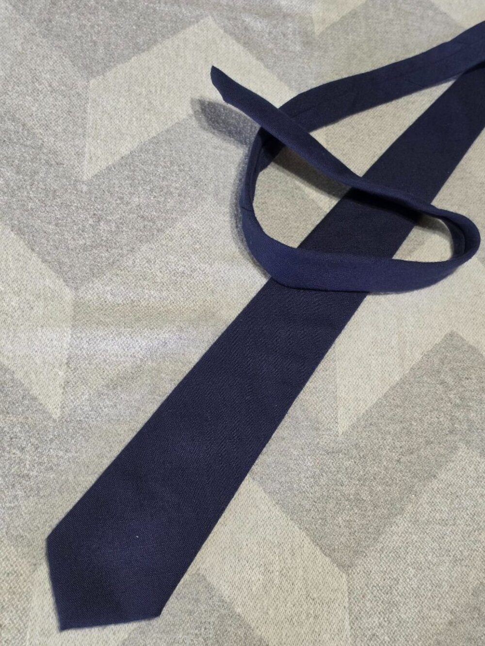 Oleg Cassini Mens Skinny Navy Blue Neck Tie - Made In USA - 2.75" Width Classic